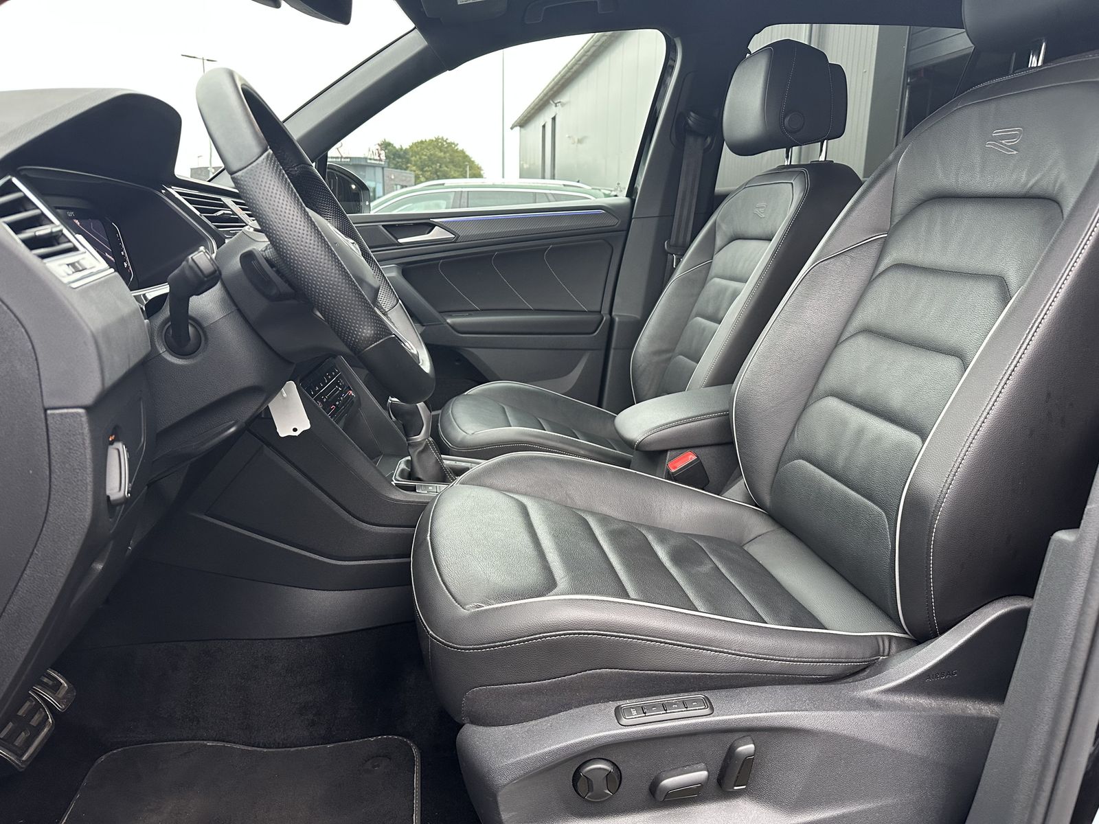 Fahrzeugabbildung Volkswagen Tiguan 2.0 TDI DSG R-Line Black NAV+IQ-LIGHT+ACC