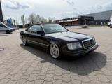 Mercedes-Benz E 320 E 320 - Mercedes-Benz E 320 mit Benzin-Antrieb: Cabrio