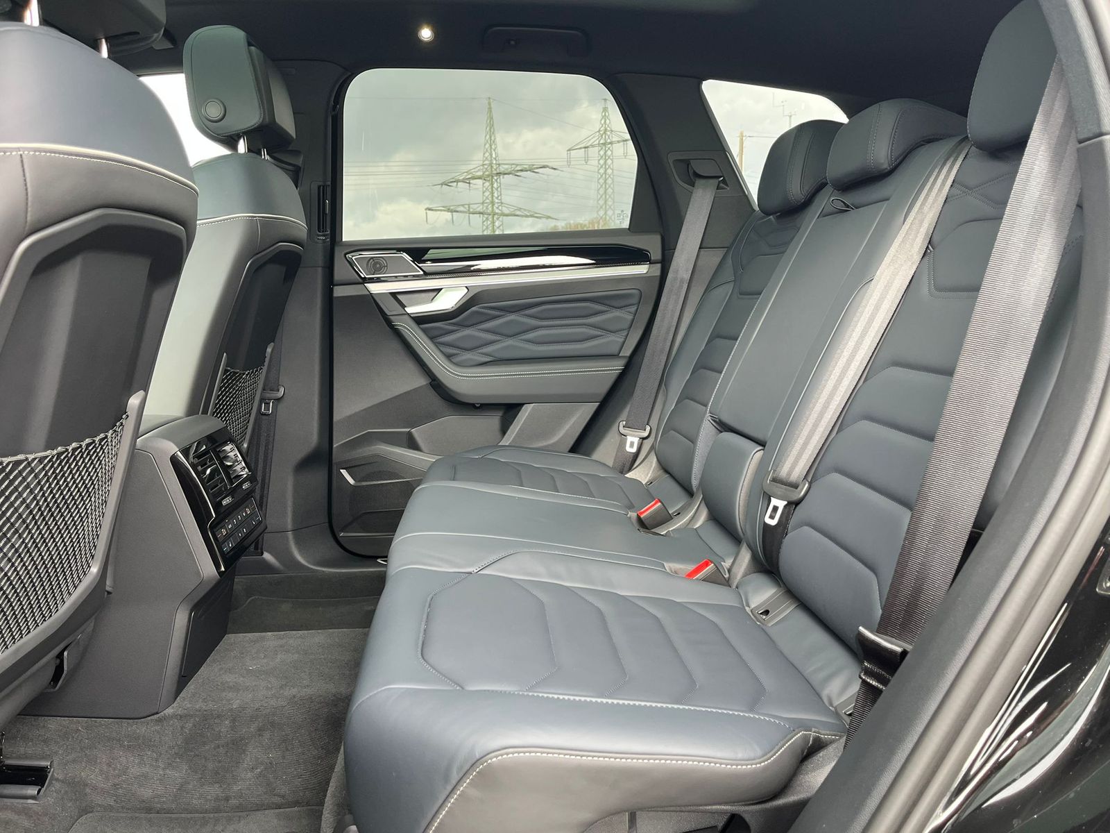 Fahrzeugabbildung Volkswagen Touareg 3.0TDI 4M R-Line VOLL Black 22" UPE 114T