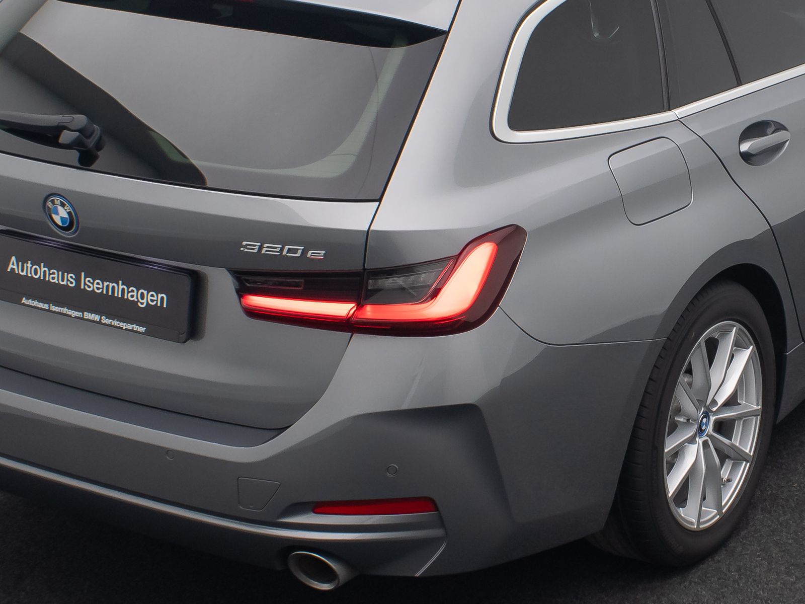 Fahrzeugabbildung BMW 320e Individual DAB HiFi Panorama Sport Leder