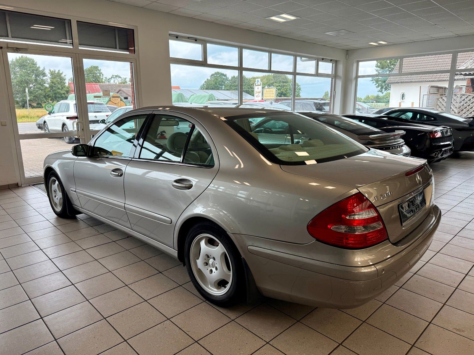 Fahrzeugabbildung Mercedes-Benz E 200 Classic