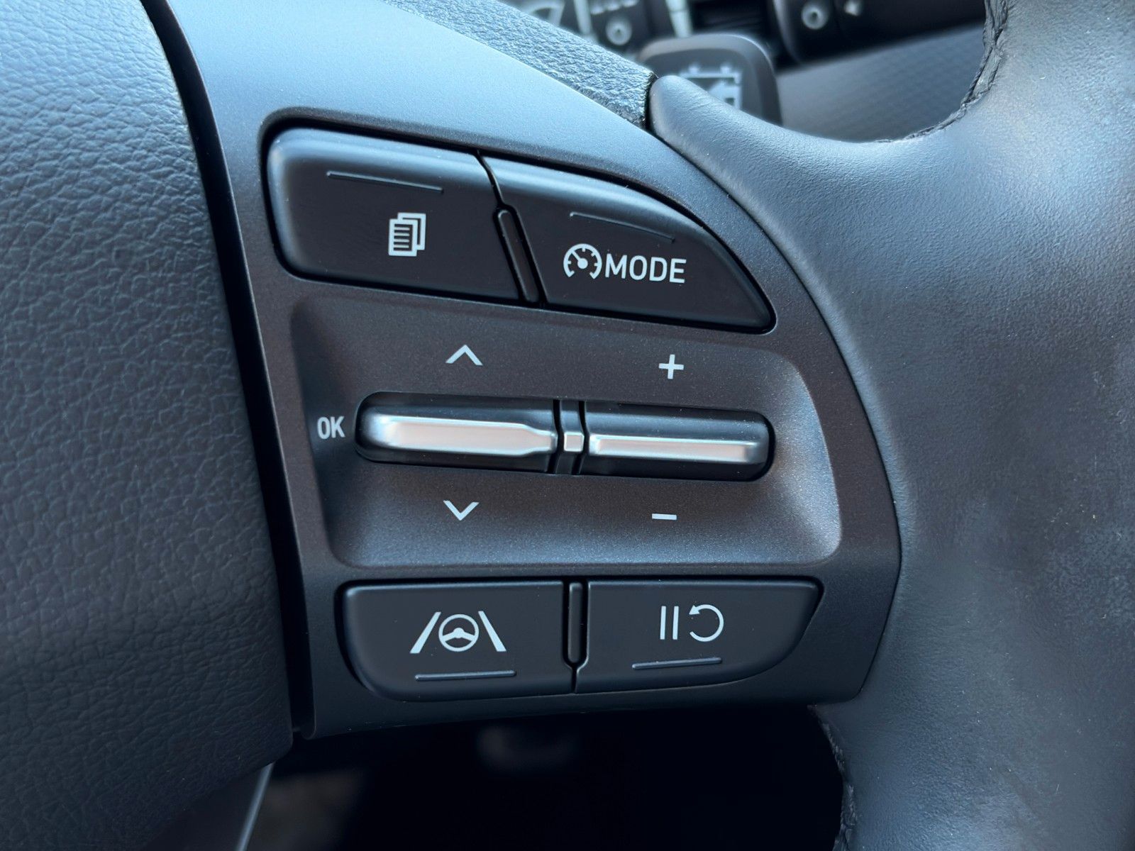 Fahrzeugabbildung Hyundai KONA E Edition 30+ Wärmepumpe ACC Krell CarPlay