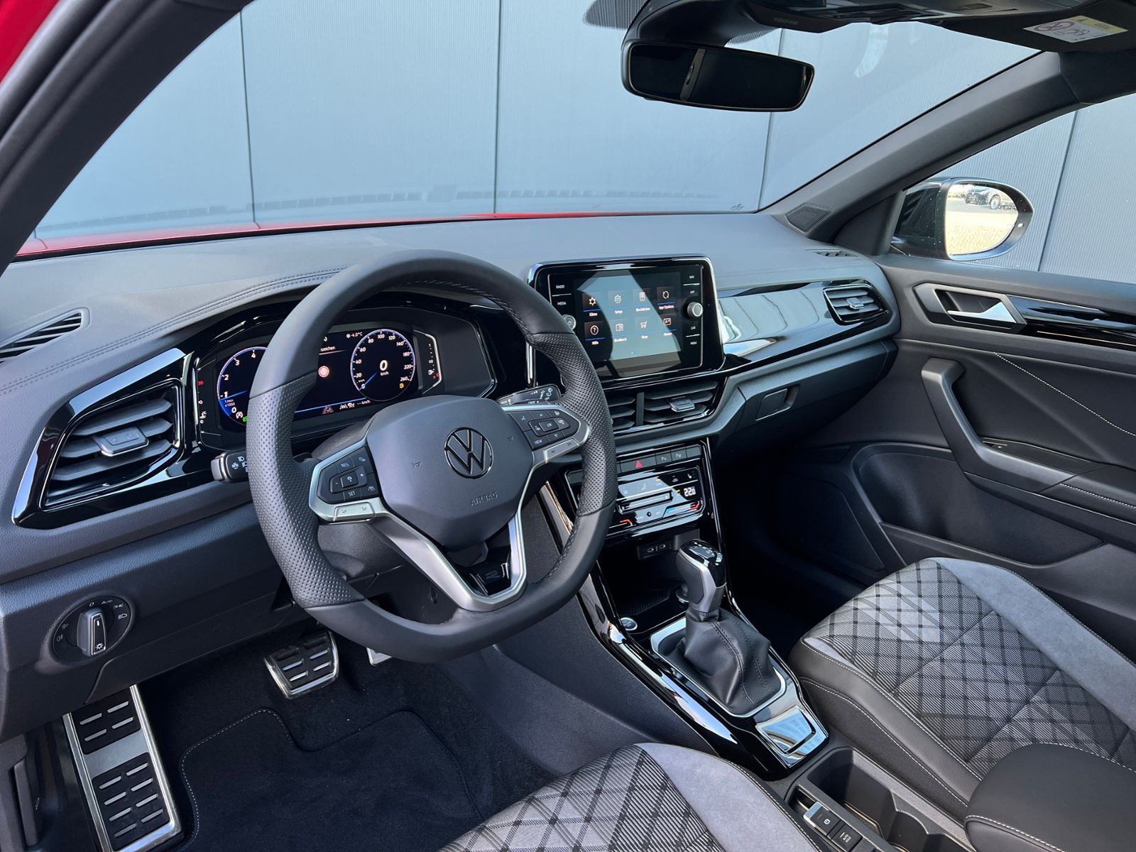 Fahrzeugabbildung Volkswagen T-Roc R-Line 1.5 TSI DSG *AHK, Pano, Black Style