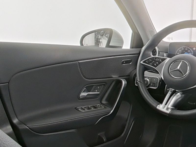 Fahrzeugabbildung Mercedes-Benz A 180 PROGRESSIVE+PANO+LENKRADHEIZ+KAMERA+