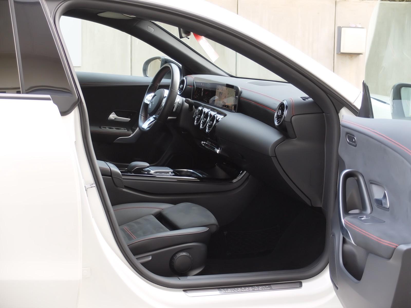 Mercedes-Benz CLA 180 AMG Line Automatik Panorama AHK