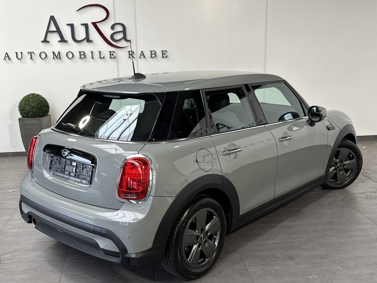 Fahrzeugabbildung MINI Cooper 5-Türer Classic Trim NAV+LED+DIGDISPL+KAM