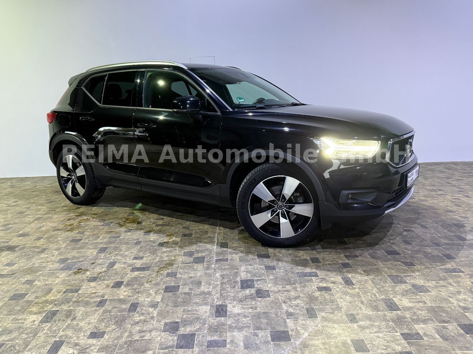 Fahrzeugabbildung Volvo XC 40 D4 Momentum AWD, Pano, LED, H&K