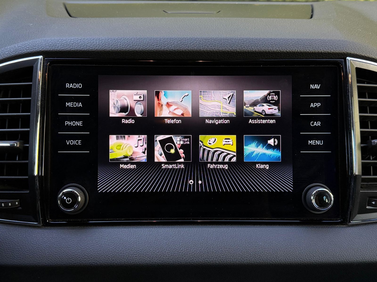 Fahrzeugabbildung SKODA Karoq 1.5 TSI Ambition LED+KAMERA+VIRT+CARPL+DAB