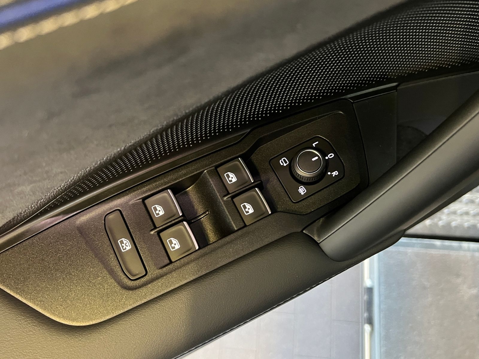 Fahrzeugabbildung Volkswagen Tayron R-Line 2.0 TDI DSG 4MOTION *AHK,Navi,Stan