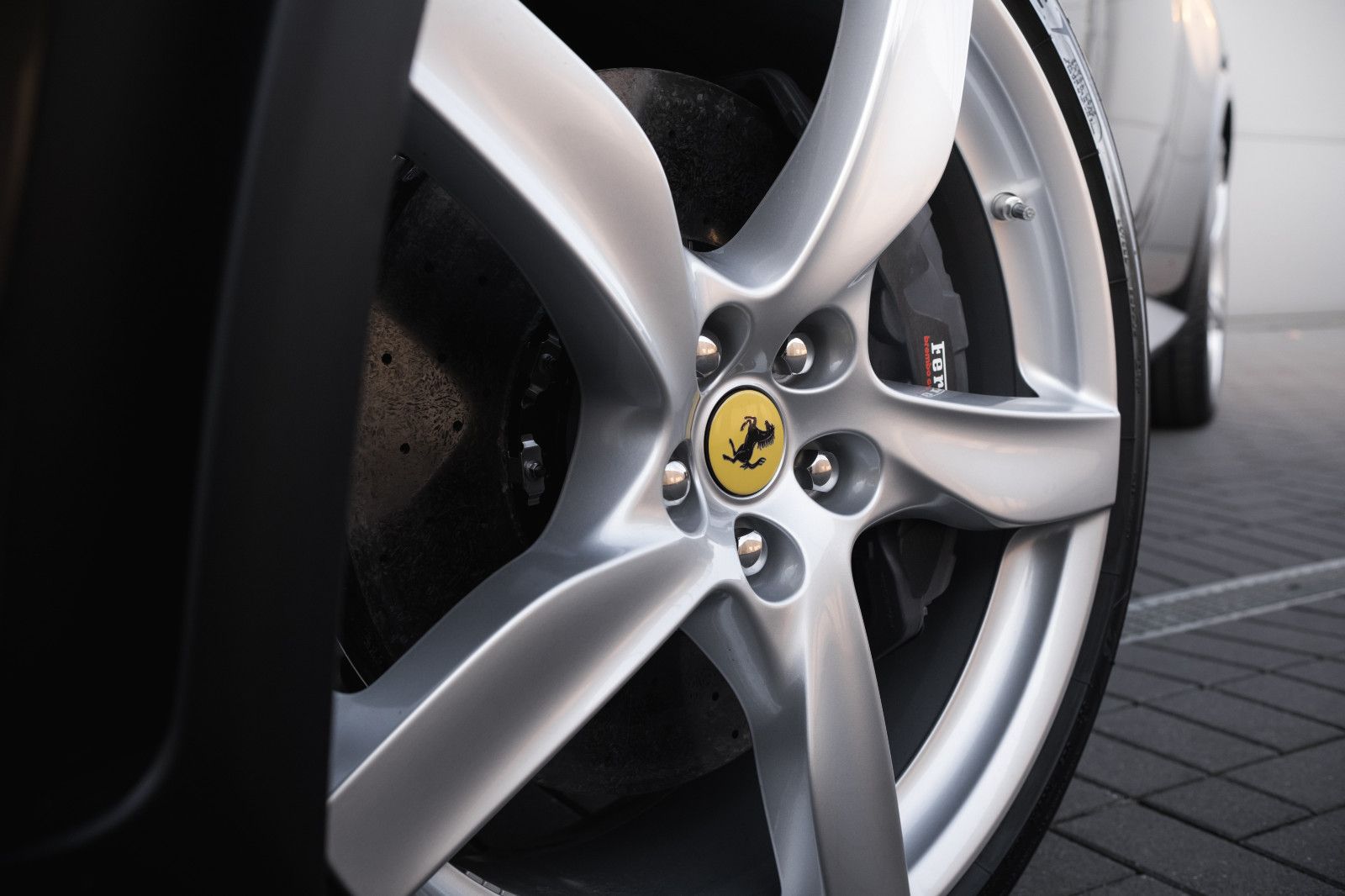 Fahrzeugabbildung Ferrari Purosangue-Pano-Lift-Burm.-360Kam.-Karbonlenkrad