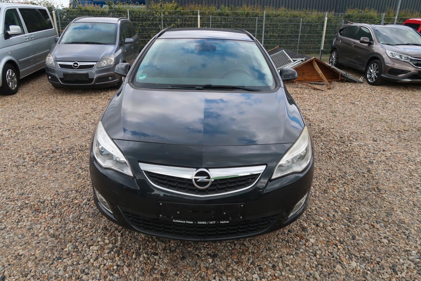 Opel Astra 2012 — rear view