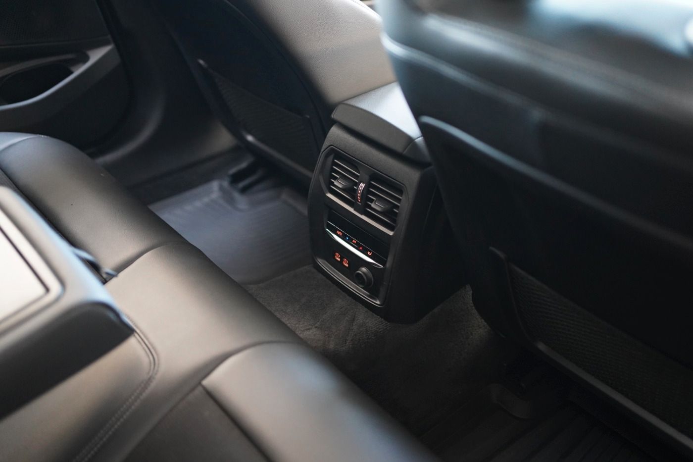 Fahrzeugabbildung BMW 320i Advantage Head Up+Parking u. Driving Ass.++