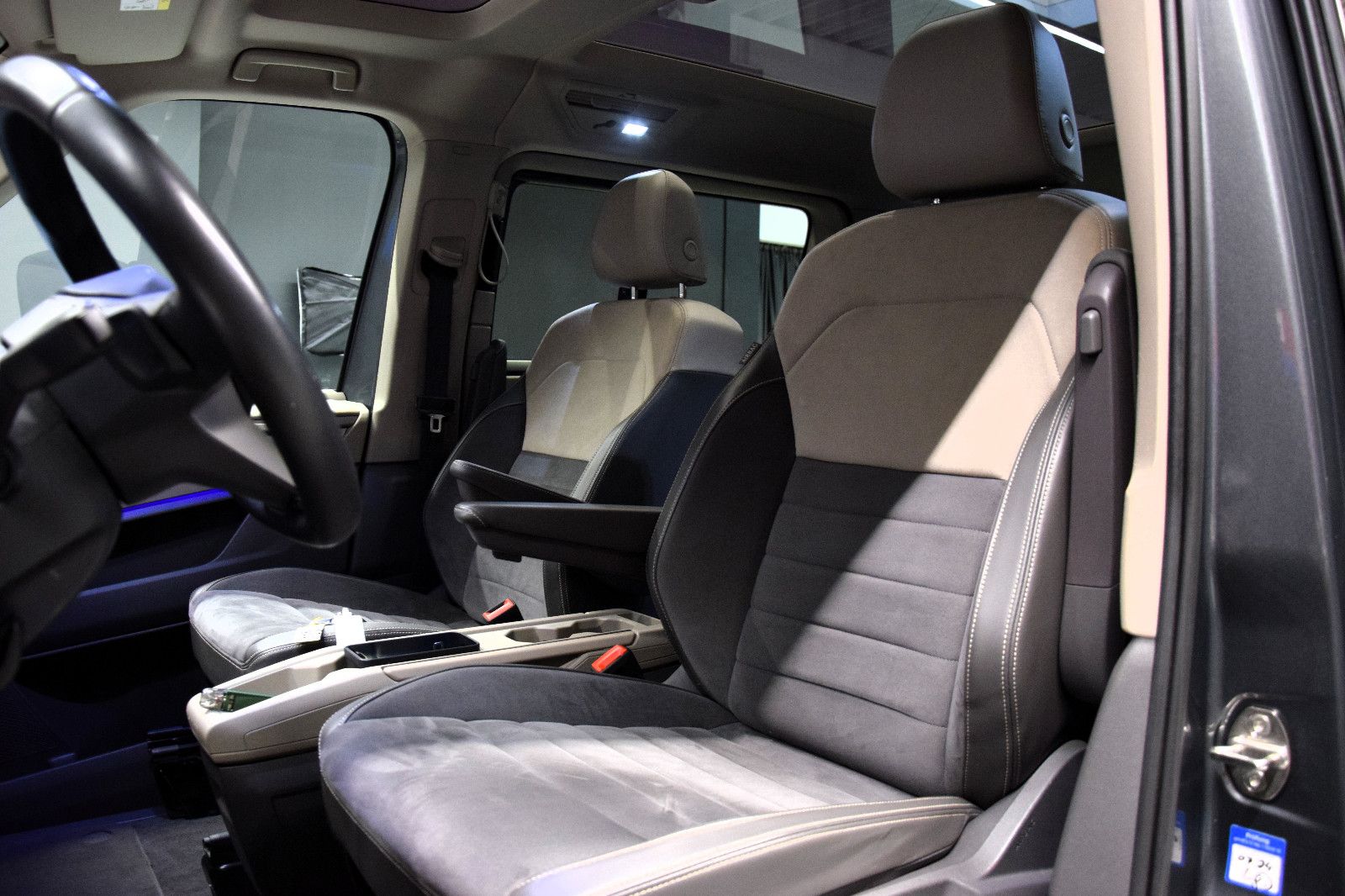 Fahrzeugabbildung Volkswagen T7 Multivan Edition lang Pano HuD AHK NP 77T€