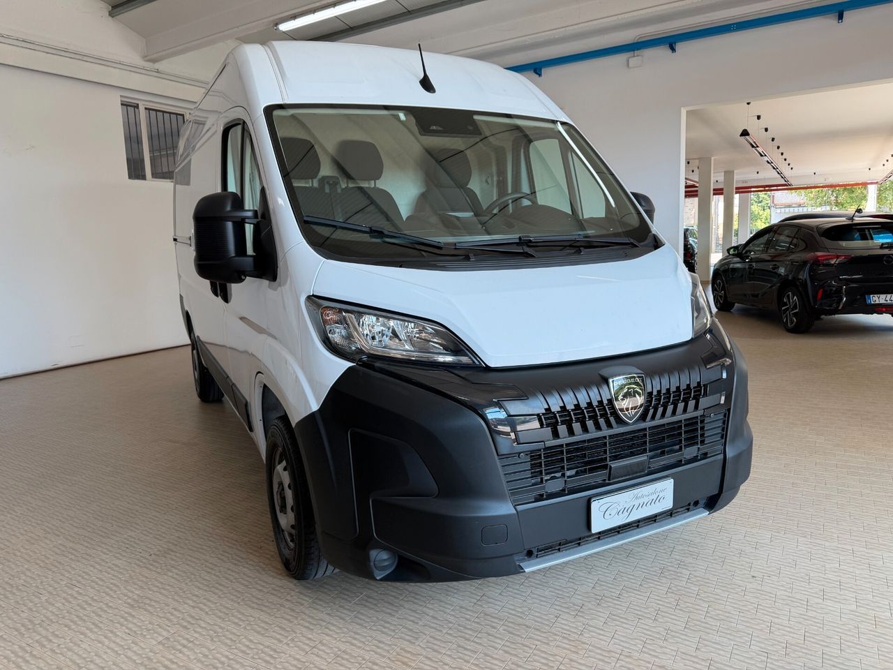 Peugeot Boxer 335 2.2 BlueHDi 140cv L2 H2 Furgon imagem 2