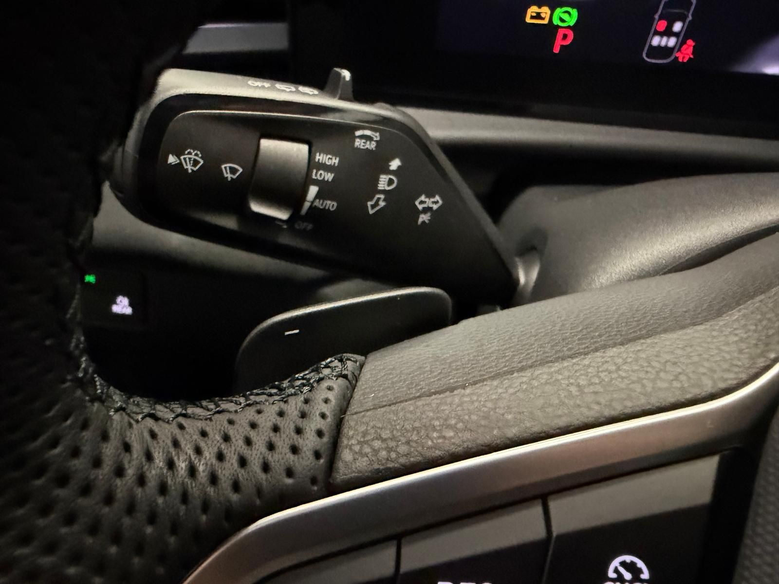 Fahrzeugabbildung Volkswagen T-Roc 1.5 eTSI DSG R-Line+AHK+ACC+TOTWINKEL+RFK+