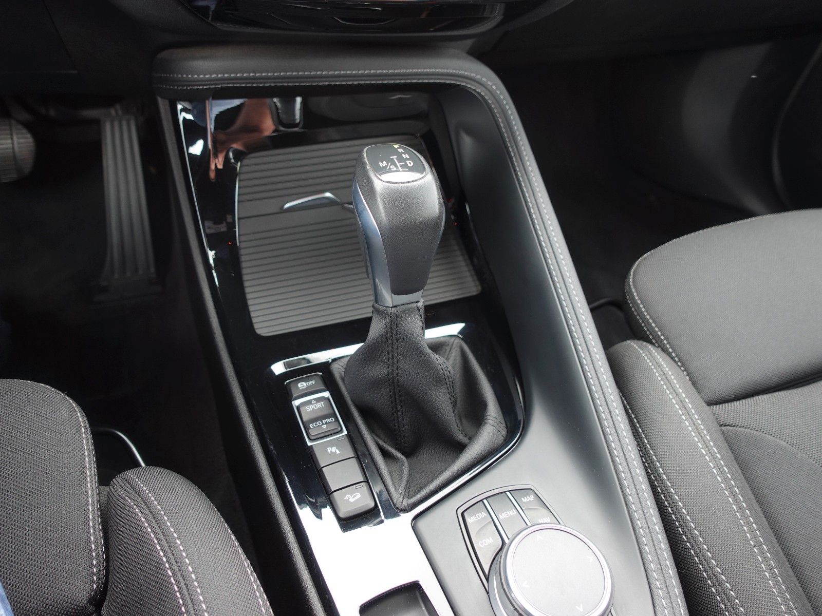 Fahrzeugabbildung BMW X1 xDrive20i A Sport Line I.Hd/AHK/LED/HeadUp/18