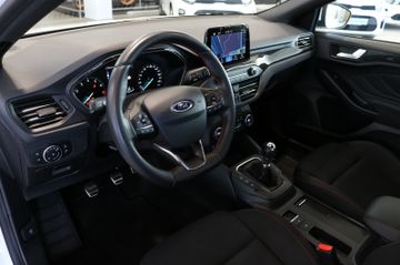 Fahrzeugabbildung Ford Focus Lim. ST-Line   Winterpaket/Navi/Alu/AHK