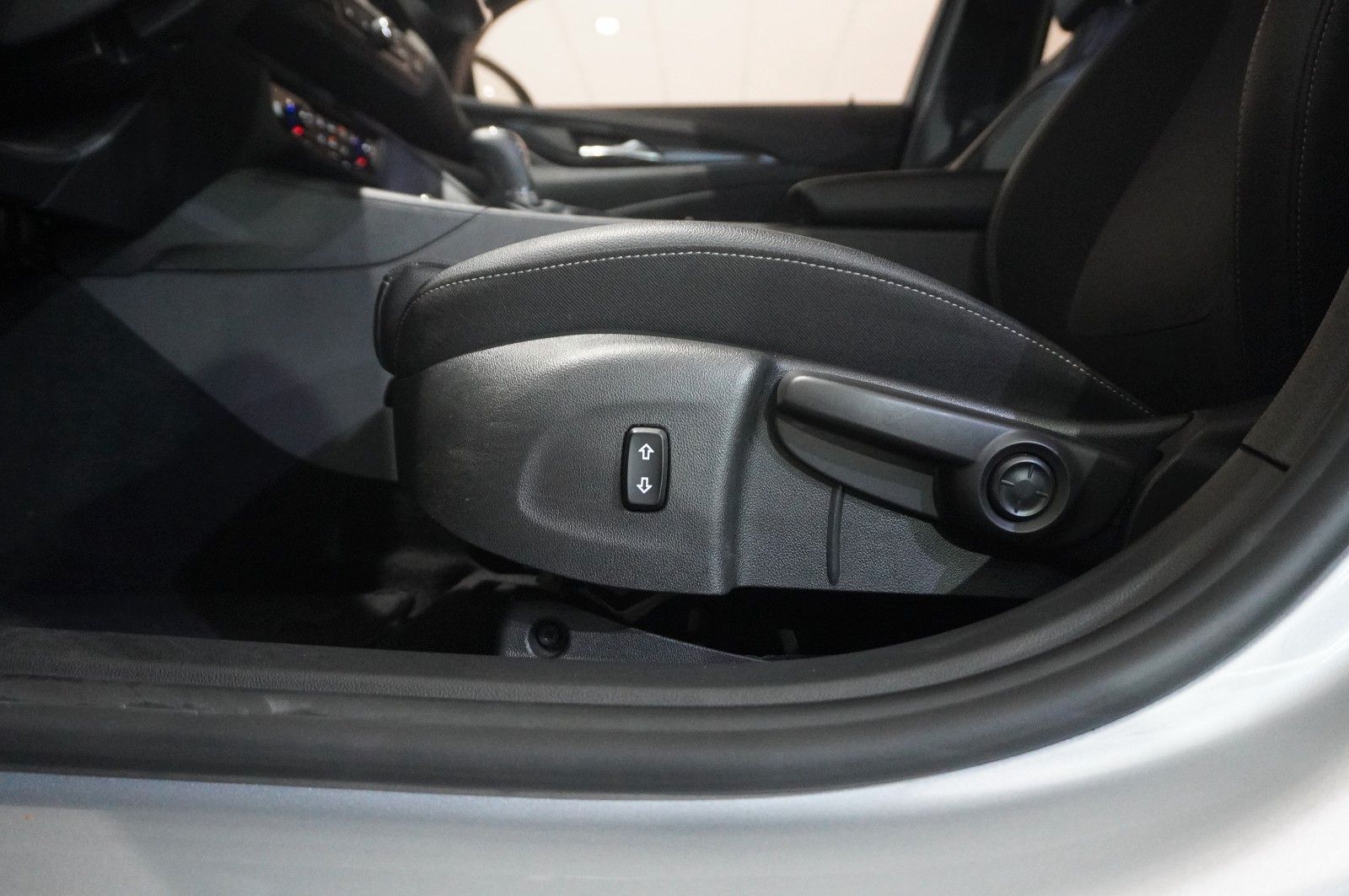 Fahrzeugabbildung Opel Insignia B ST 2.0D ELEGANCE NAVI/LED/KAMERA/HUD