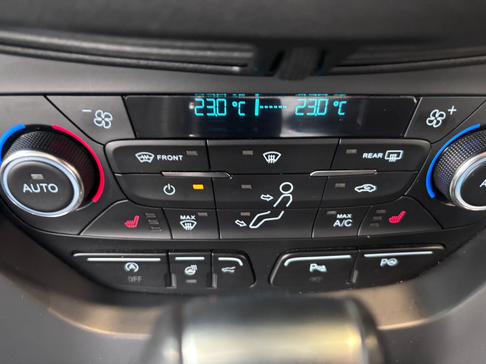 Fahrzeugabbildung Ford Kuga Titanium Allrad AHK XENON NAVI