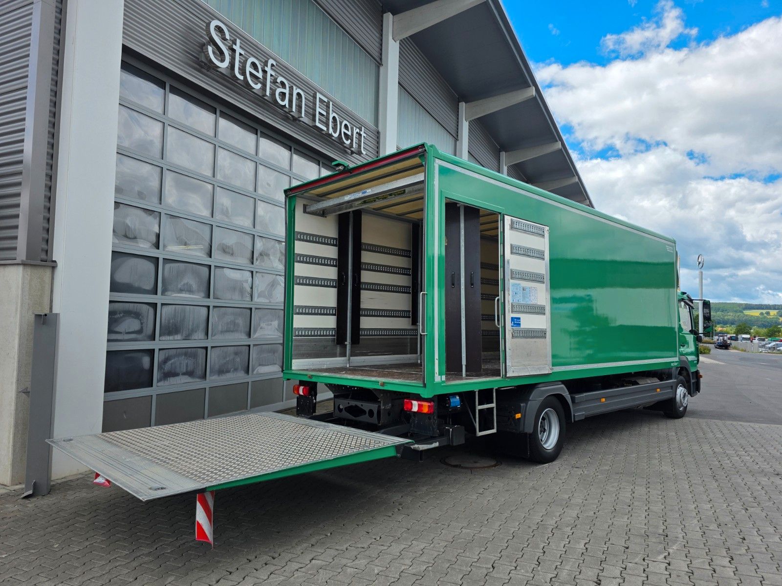 Fahrzeugabbildung Mercedes-Benz Atego 1524 L LBW 2.000kg Tür Kamera Spoiler