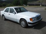 Mercedes-Benz E 200, Schiebedach - gebrauchte Mercedes-Benz E 200 aus dem Jahr 1993