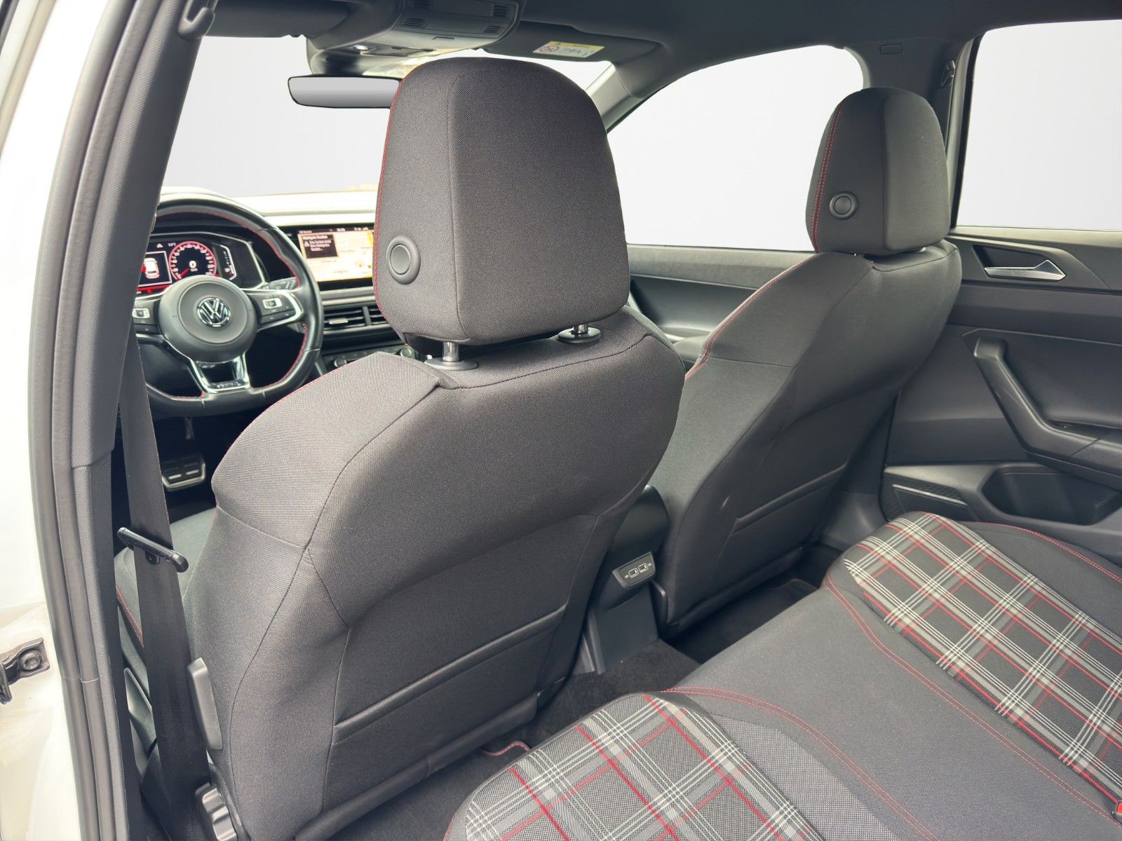 Fahrzeugabbildung Volkswagen POLO GTI 2.0TSI DSG KEYLESS KAM ACTIVEINFO BEATS