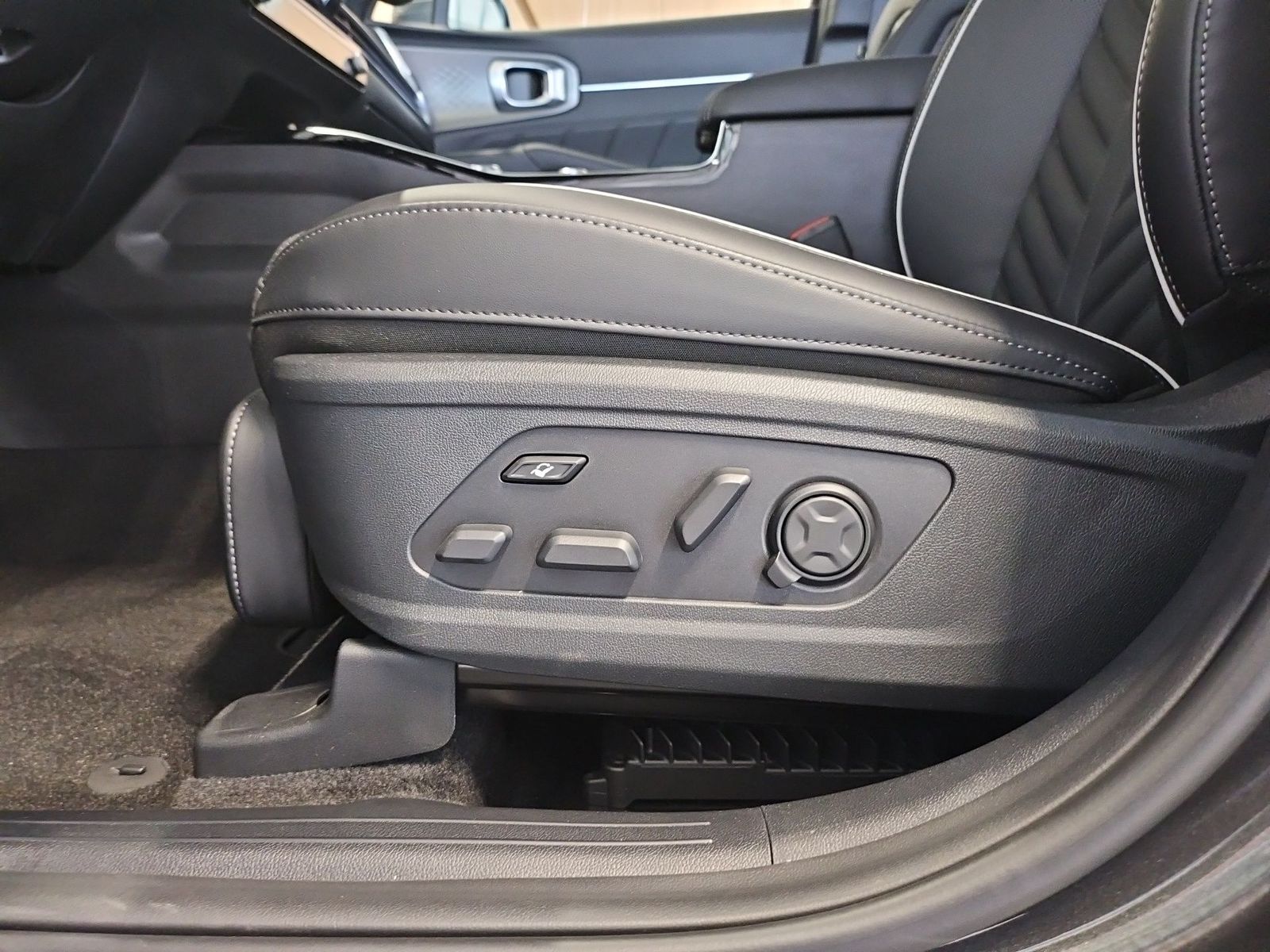 Fahrzeugabbildung Kia SORENTO PE 1.6T PHEV AWD PLAT 7S NAP PR