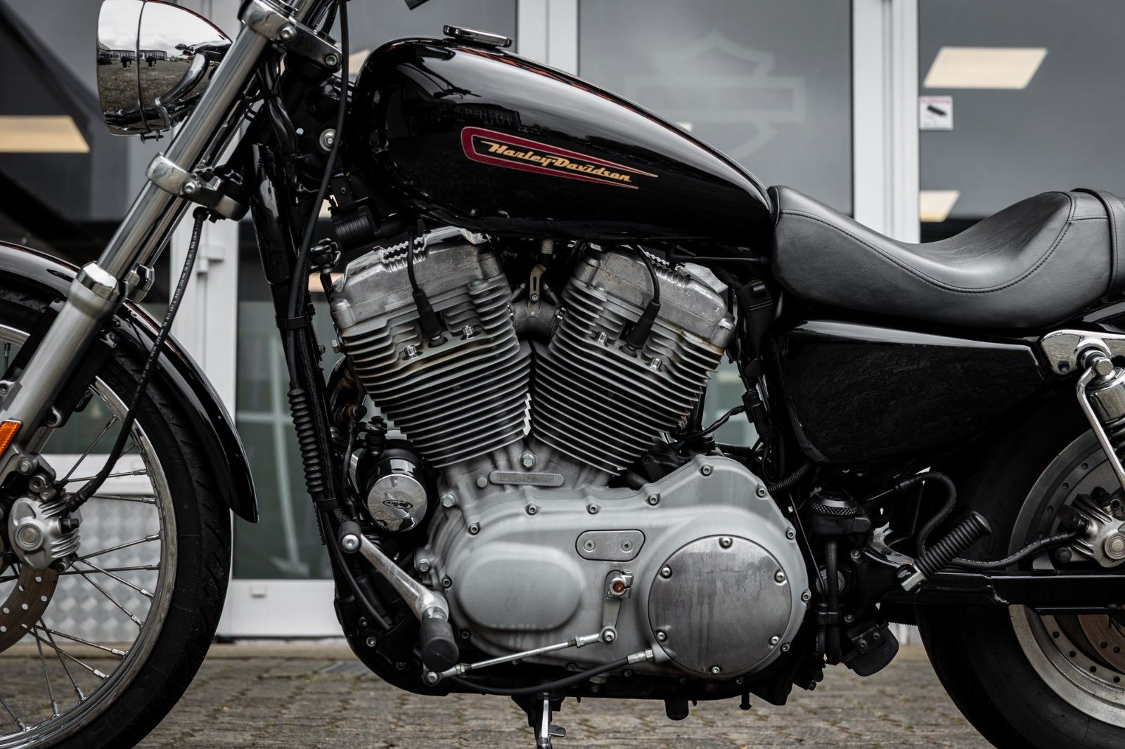 Fahrzeugabbildung Harley-Davidson XL883C CUSTOM SPORTSTER - VORVERLEGTE FUßRASTE
