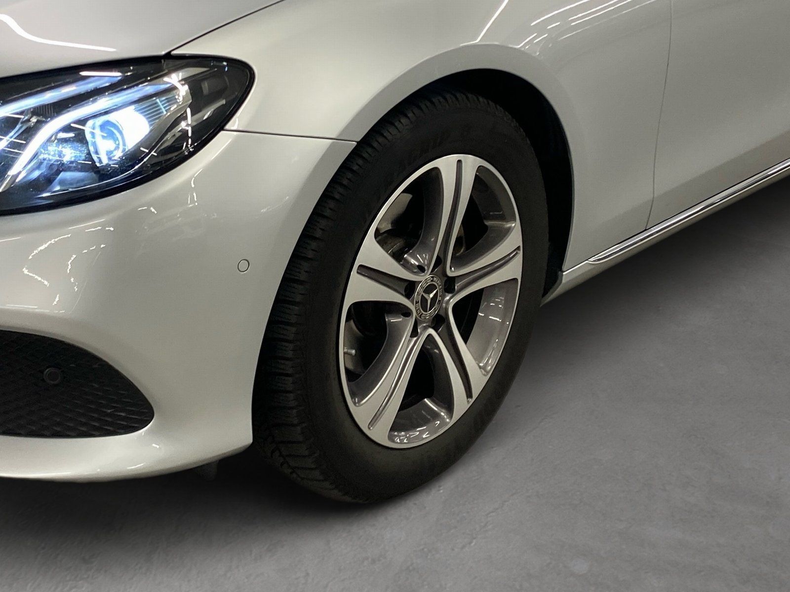 Fahrzeugabbildung Mercedes-Benz E 200 d Avantgarde*AHK*LED*Totwinkel*Navi*Kamera