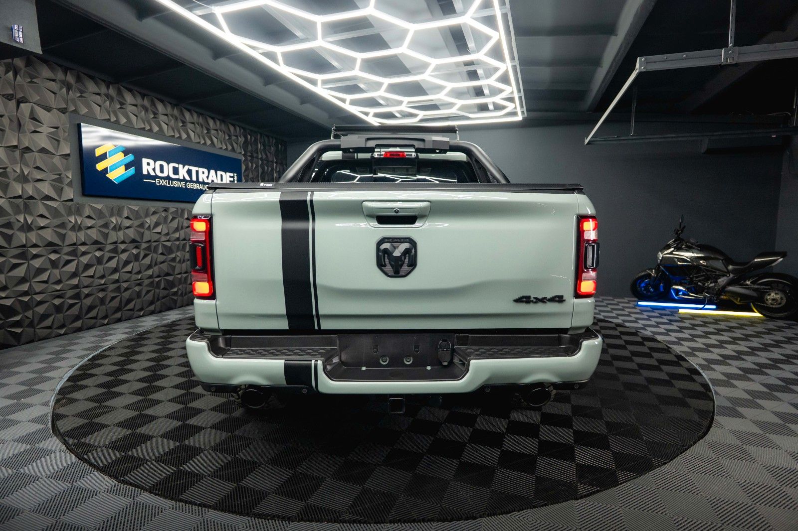 Fahrzeugabbildung Dodge RAM 5.7 V8 HEMI 4x4 OFFROAD Night-Edition *Pano*