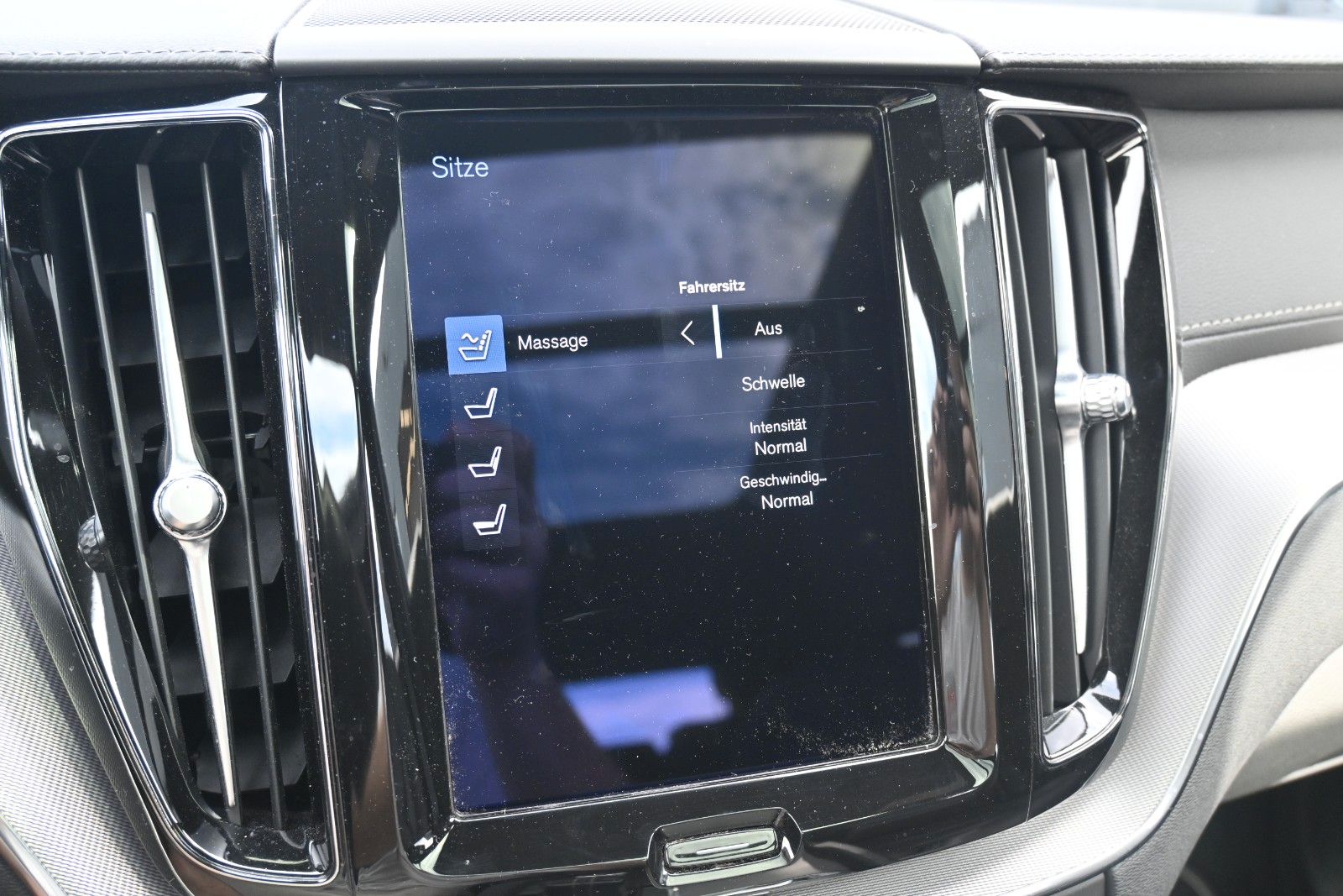Fahrzeugabbildung Volvo XC60 B5D AWD R-Design*LED*PANO*STHZ*LUFT*B&W*AHK