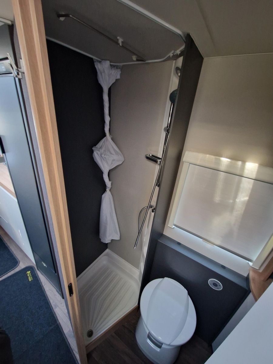 Fahrzeugabbildung Knaus Sport 500 KD 3 Stockbett mit Garagentür, 1800 kg