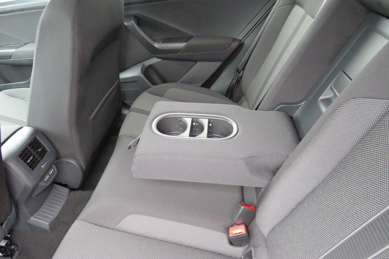 Fahrzeugabbildung Volkswagen T-Roc Life AHK ACC SITZH GJ NAVI APP 1.HD