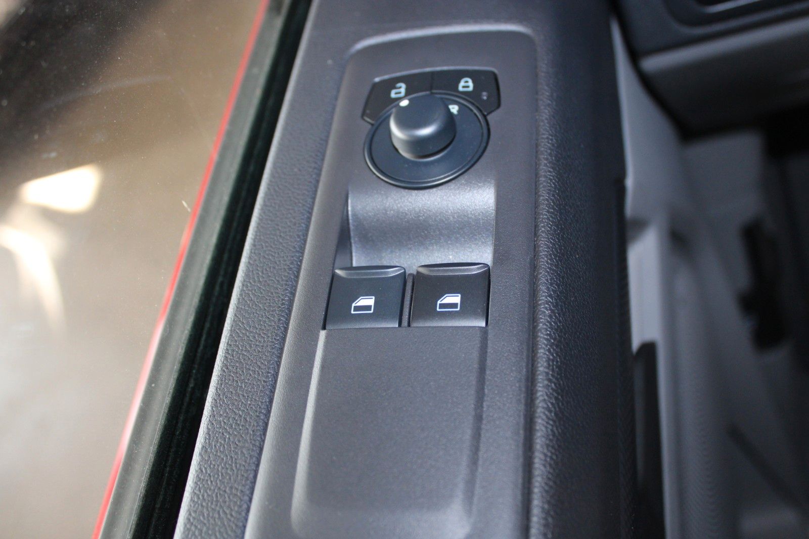 Fahrzeugabbildung Ford Transit Custom TREND L2 Kasten AHK Dachträger