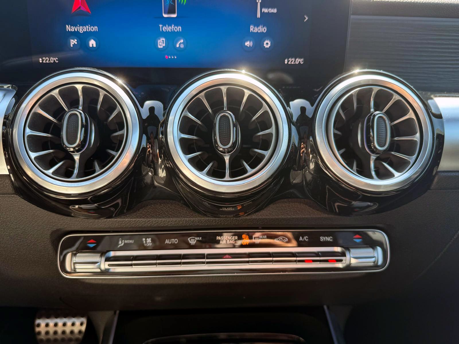 Fahrzeugabbildung Mercedes-Benz GLB35 AMG 4Matic ACC 360° HUD PANO BURMESTER LED