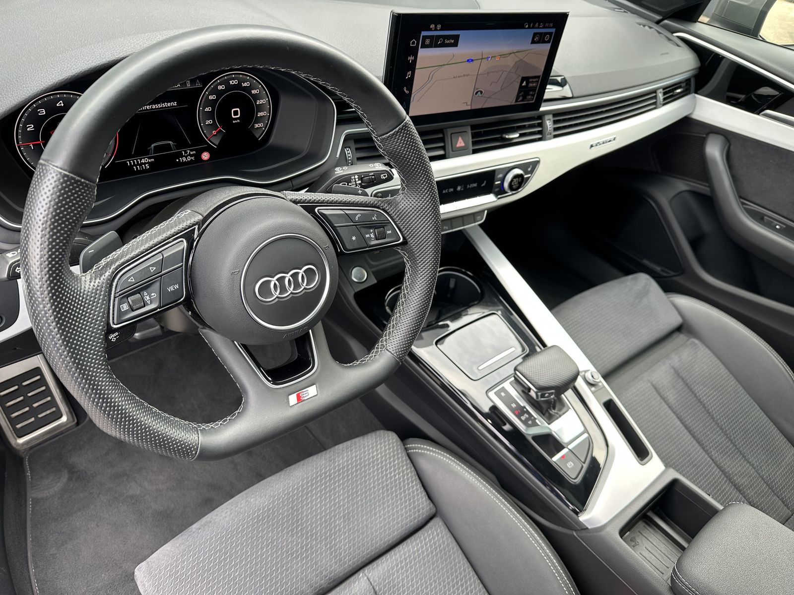 Fahrzeugabbildung Audi A4 Avant 45 TFSI Qu S-Line Black NAV+LED+PANO+VC