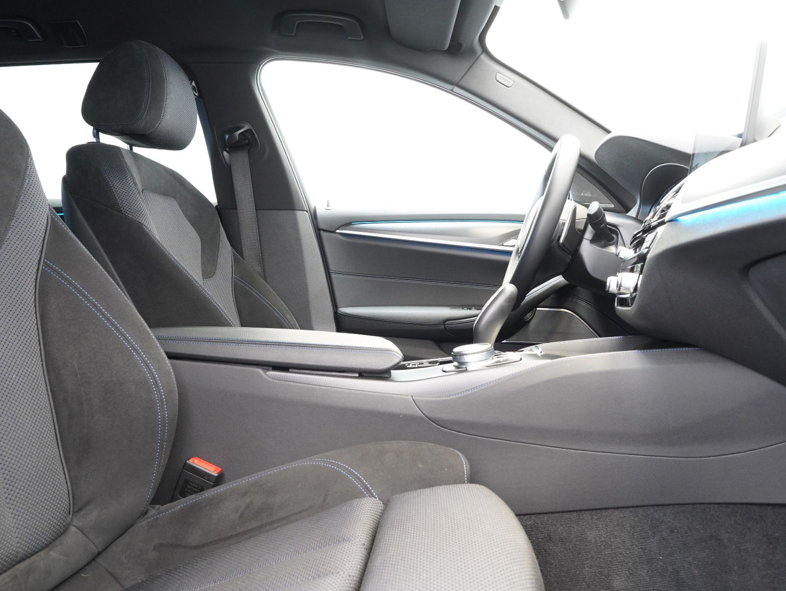 Fahrzeugabbildung BMW 530 e Touring M Sport SHADOW/HEAD-UP/LASER/AHK