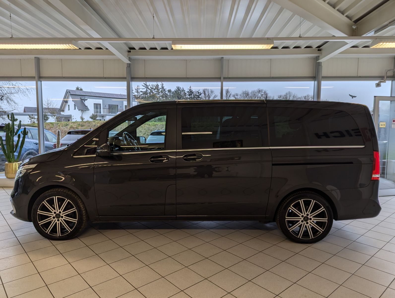 Fahrzeugabbildung Mercedes-Benz V 300 d EXCLUSIVE 4M lang Pano Nappa AHK VOLL 19