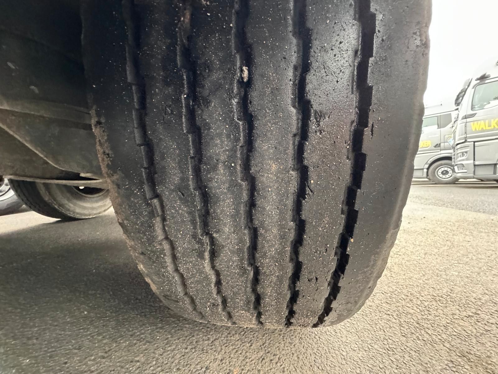Fahrzeugabbildung Carnehl Kippmulde mit Liftachse Alumulde