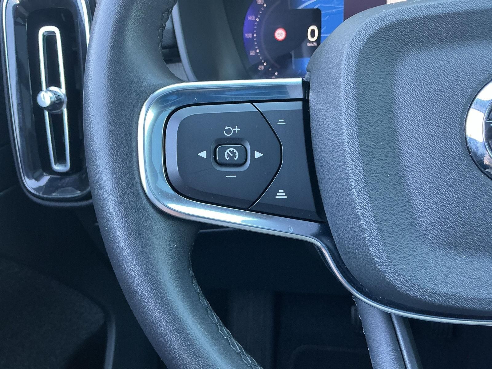 Volvo XC40 B3 DKG Dark LED PANO H&K Apple&Andro RFK foto 23