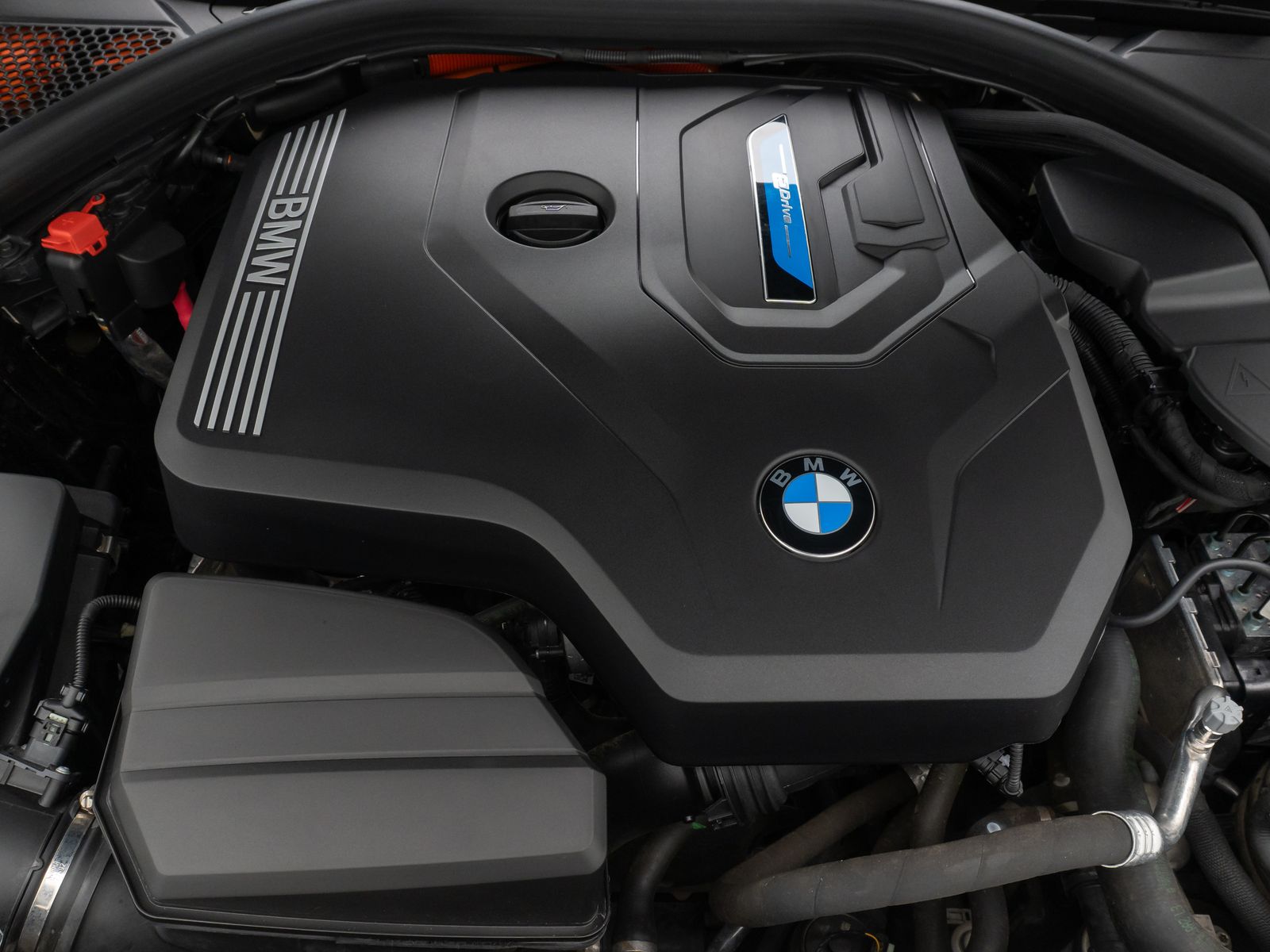 Fahrzeugabbildung BMW 320e Alarm DAB PDC GeschwindigReg Cockpit 19Zoll