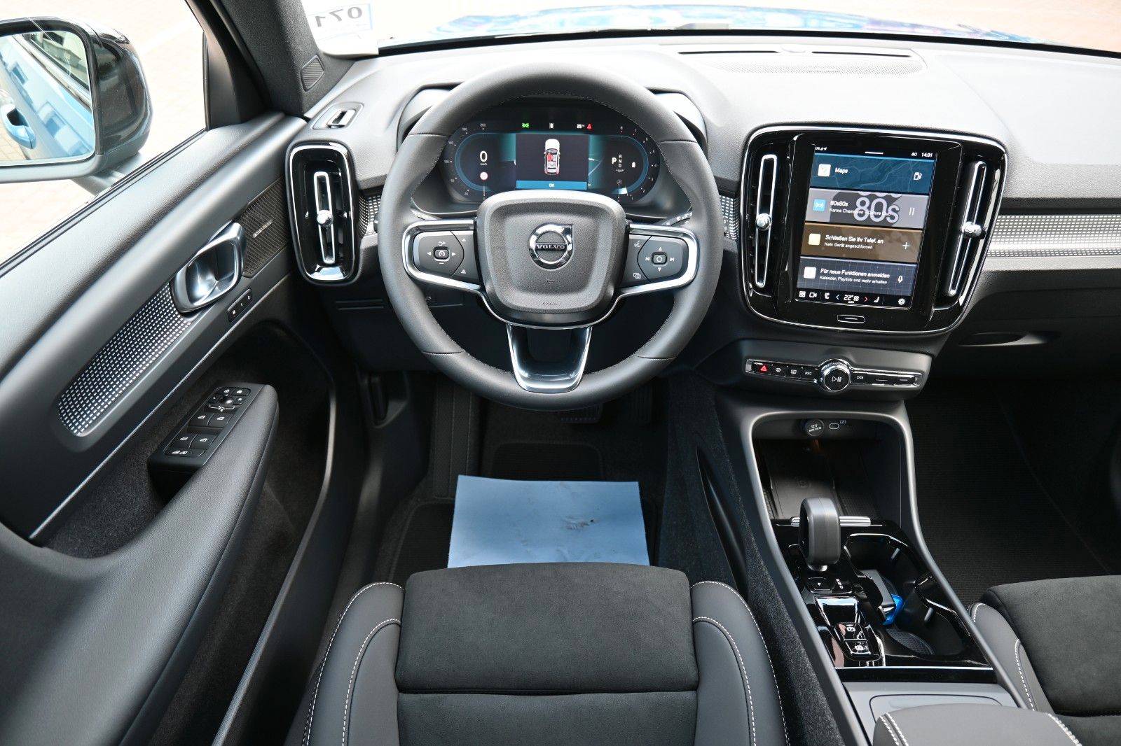 Fahrzeugabbildung Volvo XC40 B4 DKG Plus Dark*FSHZG*H&K*BLIS*ACC