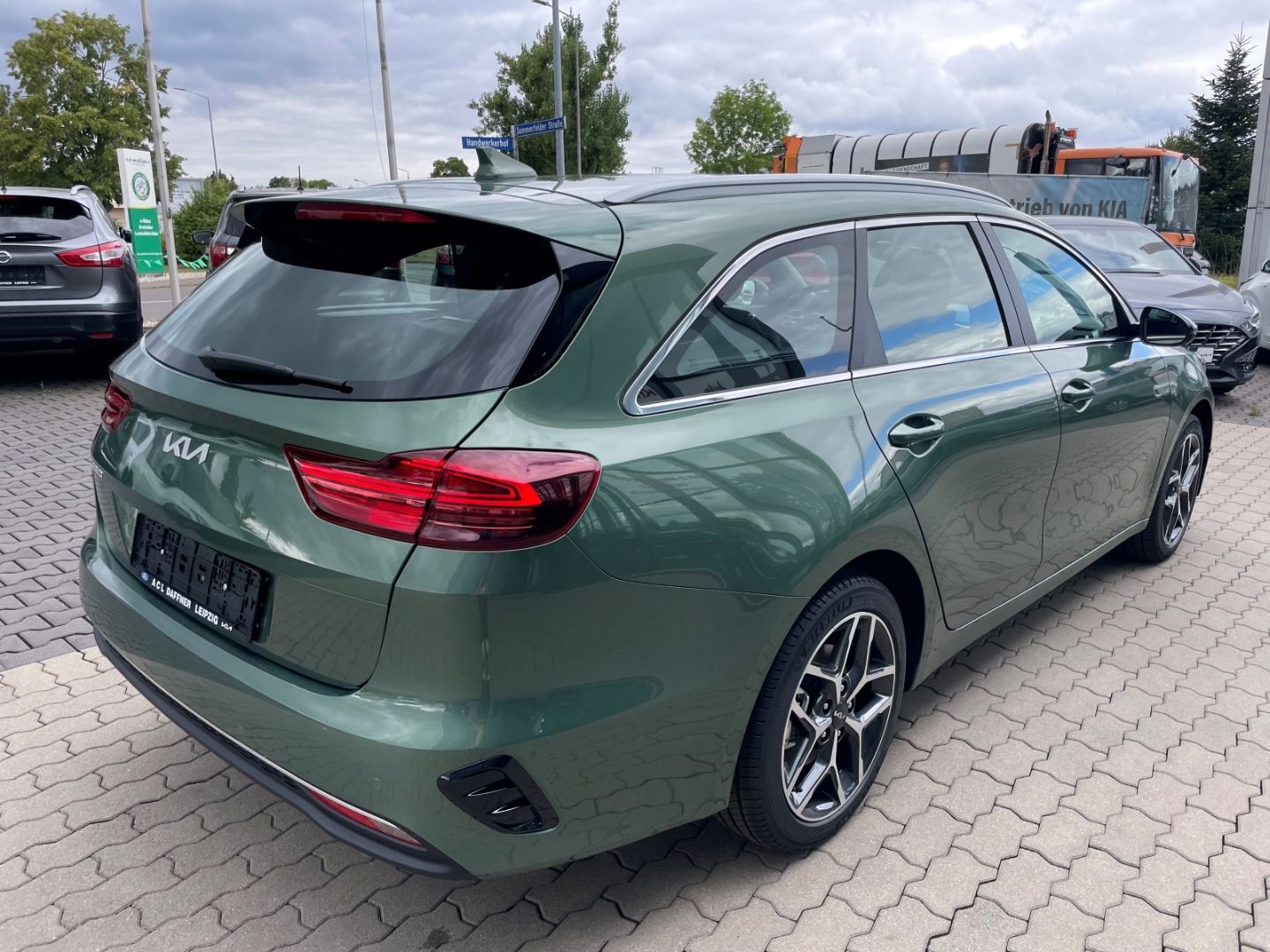 Fahrzeugabbildung Kia Ceed_sw Spirit TotWinkAss Kamera SHZ vo/hi LED