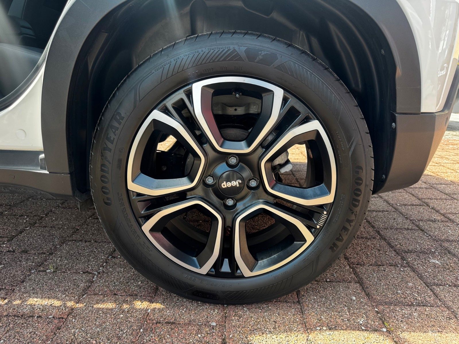 Fahrzeugabbildung Jeep Avenger 1.2 Altitude Navi Kamera El. Heckklappe