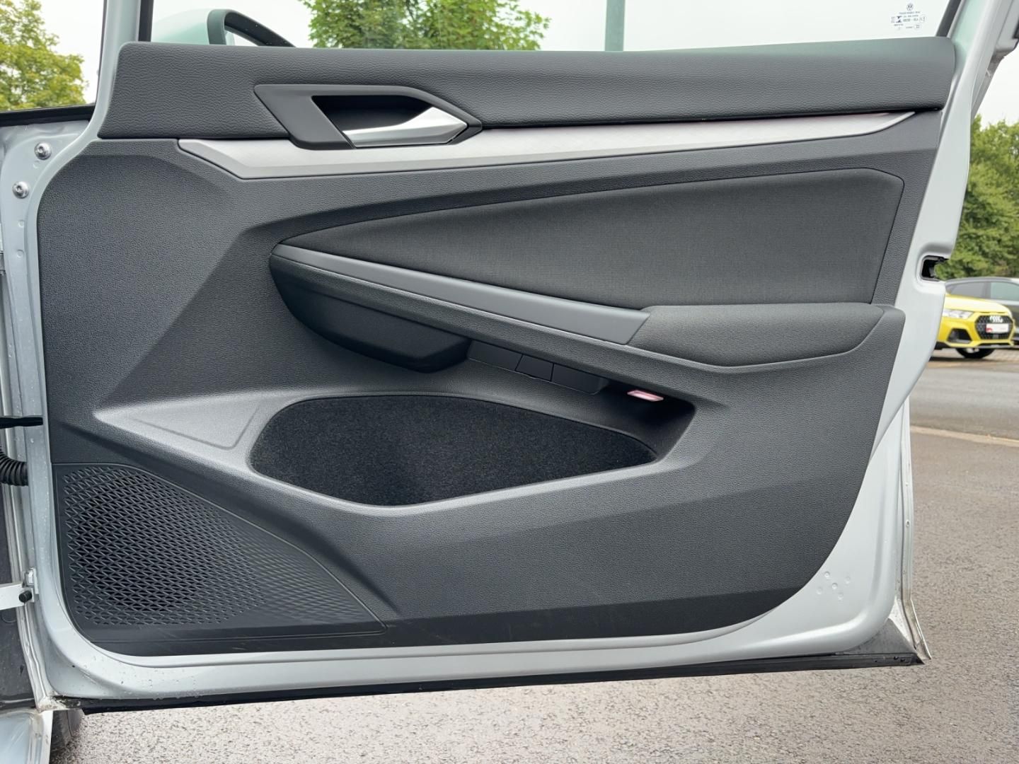 Fahrzeugabbildung Volkswagen Golf Life VIII 1.5 TSI,Navi,ACC,SH,Rückfahrkamer