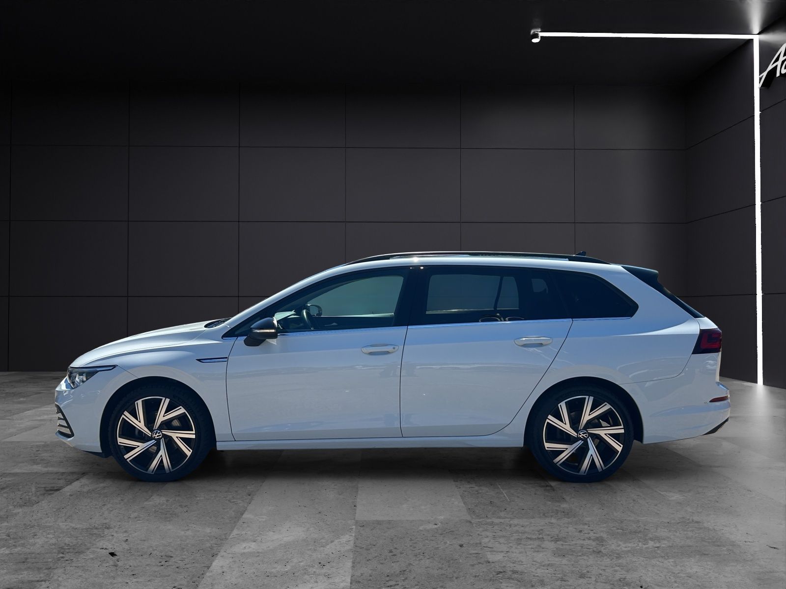 Fahrzeugabbildung Volkswagen Golf VIII Variant eTSI  Style DSG Matrix AHK Nav