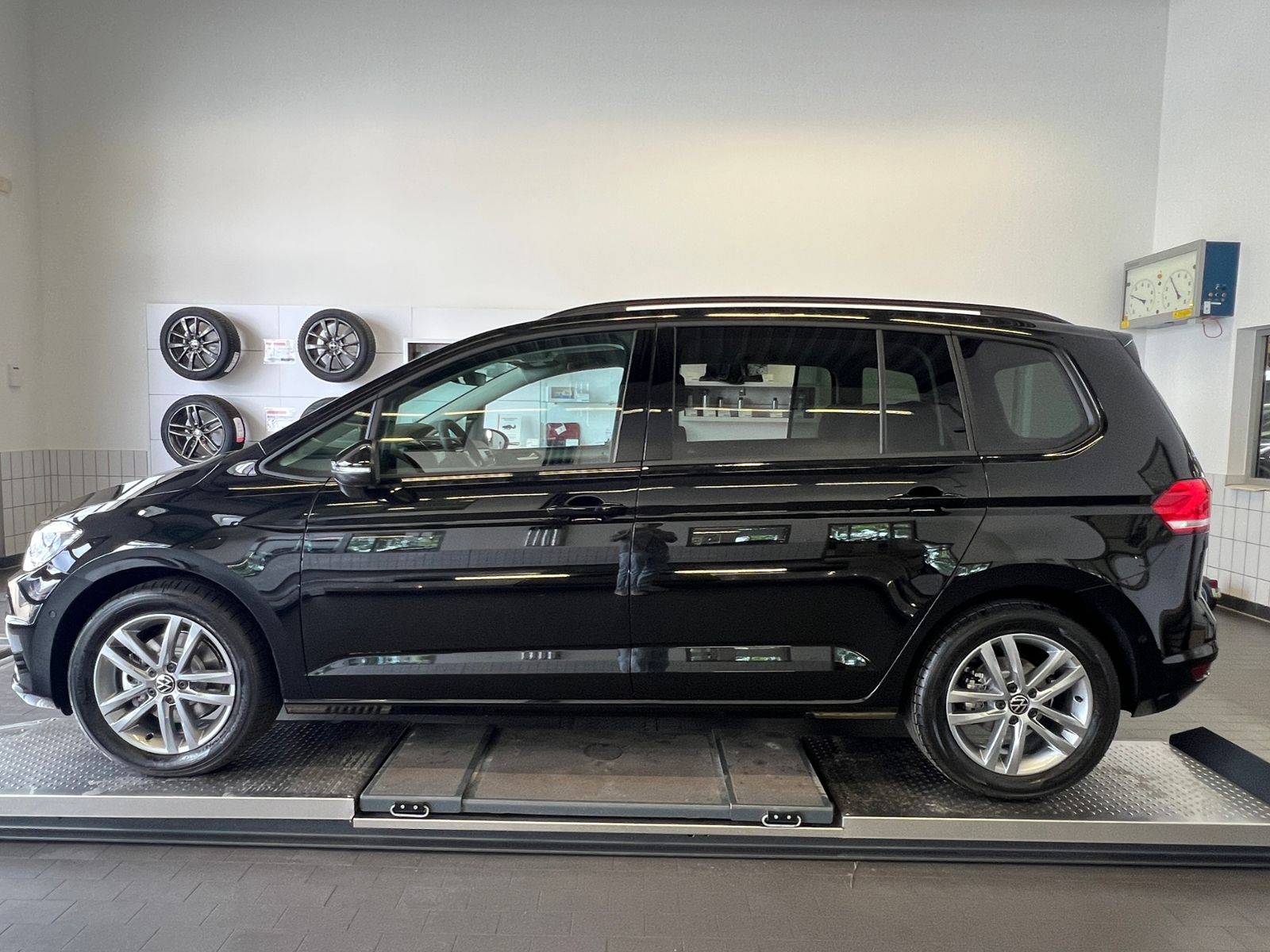 Fahrzeugabbildung Volkswagen Touran Comfortline 1.5 TSI DSG *AHK, LED, 7Sitze