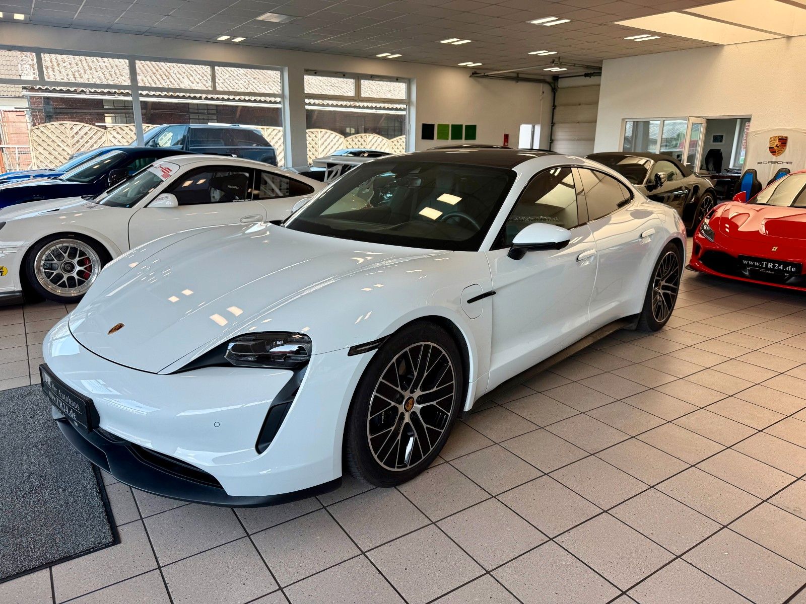 Fahrzeugabbildung Porsche Taycan Performance/Luftfederung/Panorama/HeadUP