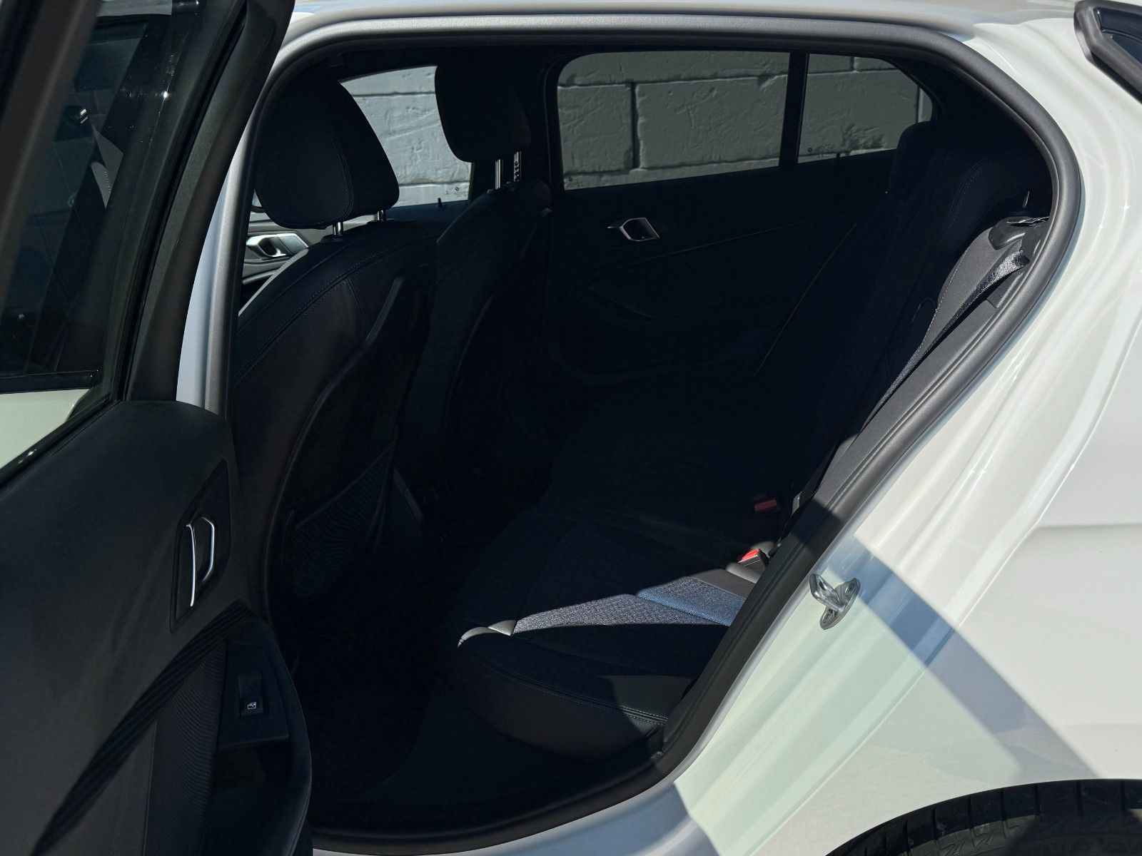 Fahrzeugabbildung BMW 118i F40 M Sport LED PDC Temp HiFi Navi LCProf.
