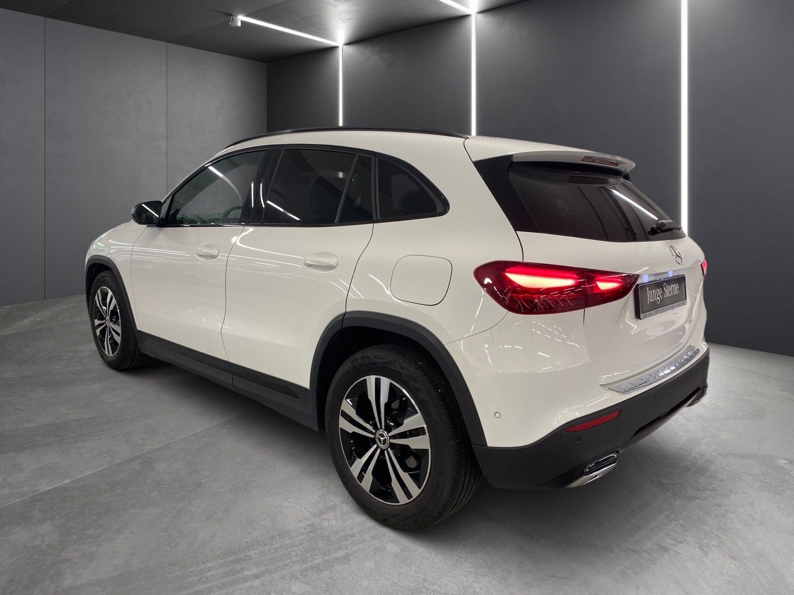 Fahrzeugabbildung Mercedes-Benz GLA 180 Progressive*AHK*Pano*Night*Kam*Easy-Pack